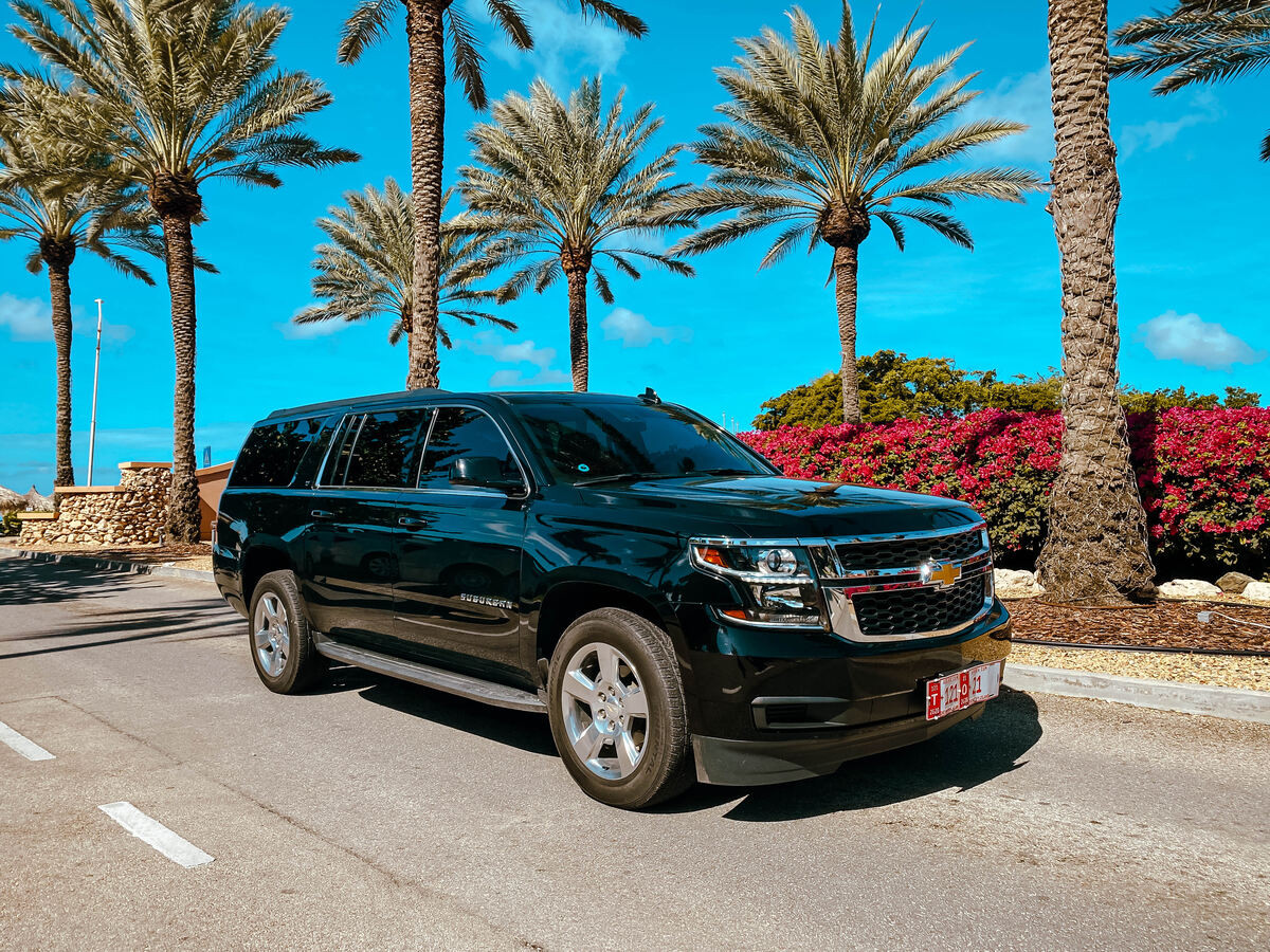 Private luxury car for Aruba airport transfers