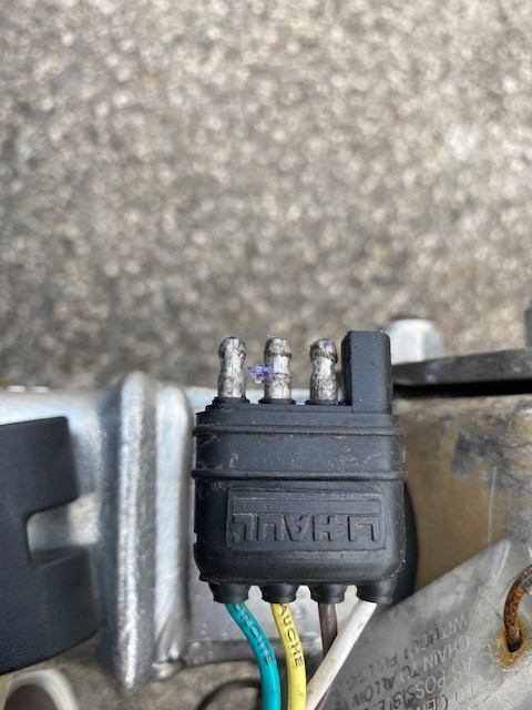 Four-prong trailer light connector for transport trailers