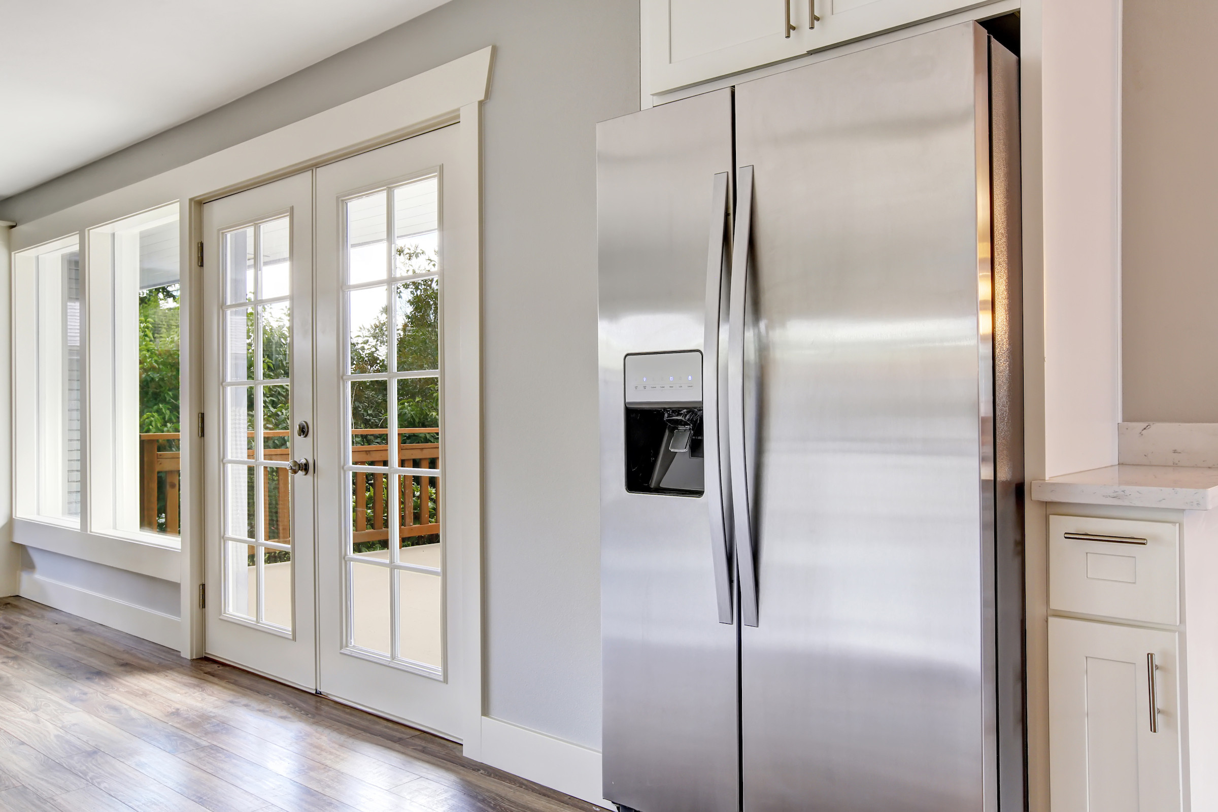 Infographic with tips for safely moving a refrigerator, emphasizing upright transport and preparation steps.