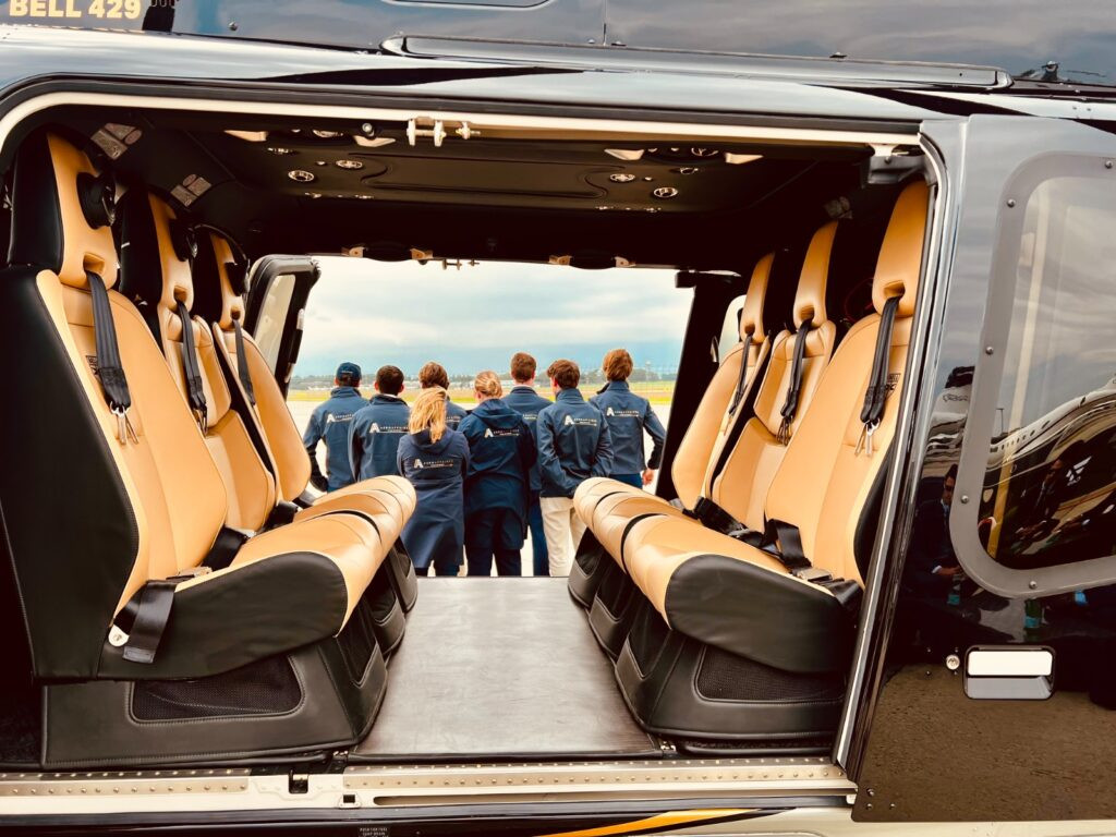 Photo équipe AEROAFFAIRES derrière un hélicoptère ouvert